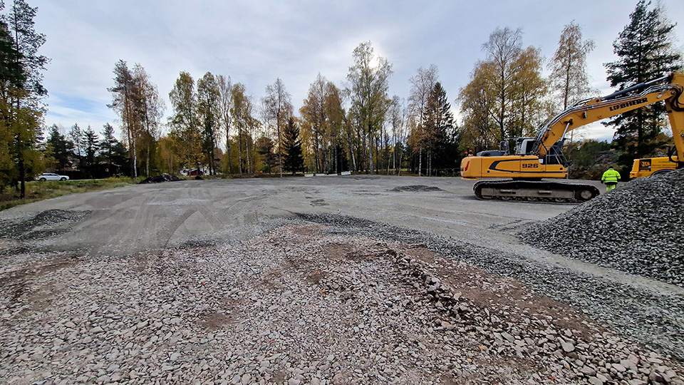täckningsåtgärder vid bussparkeringen Sala Silvergruva, grusyta och grävmaskin